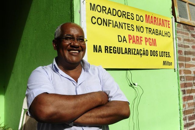 PORTO ALEGRE,RS,BRASIL.2018-04-03.Moradores do Loteamento Condomínio Mariante, no bairro Lomba do Pinheiro, receberam títulos de propriedade do governo. Esse é o maior loteamento irregular da Capital já regularizado pela Procuradoria-Geral do Município.Na foto.Milton Borges da Silva.(RONALDO BERNARDI/AGENCIA RBS). PORTO ALEGRE,RS,BRASIL.2018-04-03.Moradores do Loteamento Condomínio Mariante, no bairro Lomba do Pinheiro, receberam títulos de propriedade do governo. Esse é o maior loteamento irregular da Capital já regularizado pela Procuradoria-Geral do Município.Na foto.Milton Borges da Silva.(RONALDO BERNARDI/AGENCIA RBS).