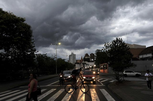 Blumenau - Sc - Brasil - 13042018 - Chegada de frente fria promete muita chuva no vale do itajaí.Indexador: LUCAS CORREIA Blumenau - Sc - Brasil - 13042018 - Chegada de frente fria promete muita chuva no vale do itajaí.Indexador: LUCAS CORREIA