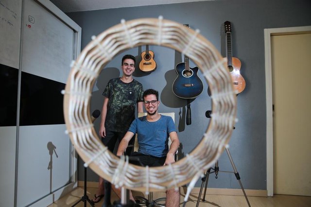 FLORIANÓPOLIS, SC, BRASIL, 03/04/2018: Os irmãos Miranda são youtubers e criadores das dublagens manézinhas em filmes conhecidos. Na foto: Lucas Miranda (D) e Jean Miranda (E). (Foto: CRISTIANO ESTRELA / DIÁRIO CATARINENSE) FLORIANÓPOLIS, SC, BRASIL, 03/04/2018: Os irmãos Miranda são youtubers e criadores das dublagens manézinhas em filmes conhecidos. Na foto: Lucas Miranda (D) e Jean Miranda (E). (Foto: CRISTIANO ESTRELA / DIÁRIO CATARINENSE)