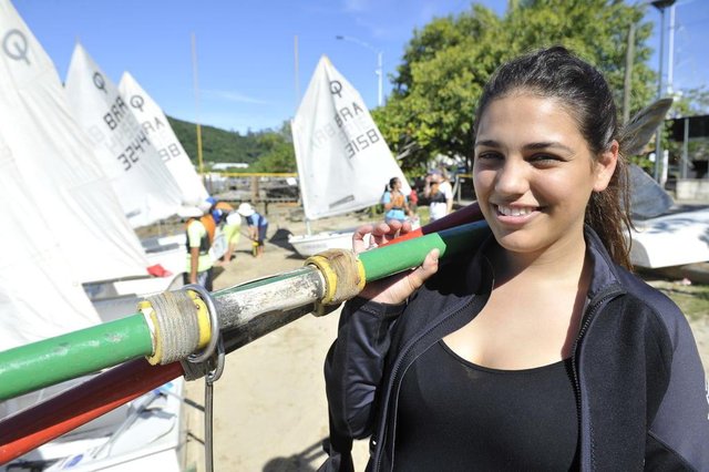 Itajaí - SC - Brasil - 12042018 - Alunos da Associação Nautica de Itajaí, a ANI, se preparam para regata infaltil promovida pela Volvo Ocean Race, regata volta ao mundo que passa por Itajaí. Cases: alunos, João Henrique Bergman( com boné azul), Maria Eduarda Cipriano (com laço na cabeça), Luísa Metzer (loira) e Raisa Maria Ribeiro(camisa azul claro), instrutora de vela Carolina Copello. Itajaí - SC - Brasil - 12042018 - Alunos da Associação Nautica de Itajaí, a ANI, se preparam para regata infaltil promovida pela Volvo Ocean Race, regata volta ao mundo que passa por Itajaí. Cases: alunos, João Henrique Bergman( com boné azul), Maria Eduarda Cipriano (com laço na cabeça), Luísa Metzer (loira) e Raisa Maria Ribeiro(camisa azul claro), instrutora de vela Carolina Copello.