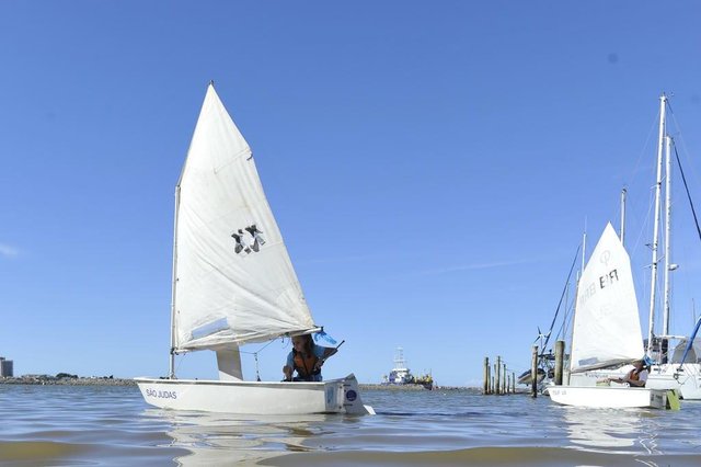 Itajaí - SC - Brasil - 12042018 - Alunos da Associação Nautica de Itajaí, a ANI, se preparam para regata infaltil promovida pela Volvo Ocean Race, regata volta ao mundo que passa por Itajaí. Cases: alunos, João Henrique Bergman( com boné azul), Maria Eduarda Cipriano (com laço na cabeça), Luísa Metzer (loira) e Raisa Maria Ribeiro(camisa azul claro), instrutora de vela Carolina Copello. Itajaí - SC - Brasil - 12042018 - Alunos da Associação Nautica de Itajaí, a ANI, se preparam para regata infaltil promovida pela Volvo Ocean Race, regata volta ao mundo que passa por Itajaí. Cases: alunos, João Henrique Bergman( com boné azul), Maria Eduarda Cipriano (com laço na cabeça), Luísa Metzer (loira) e Raisa Maria Ribeiro(camisa azul claro), instrutora de vela Carolina Copello.