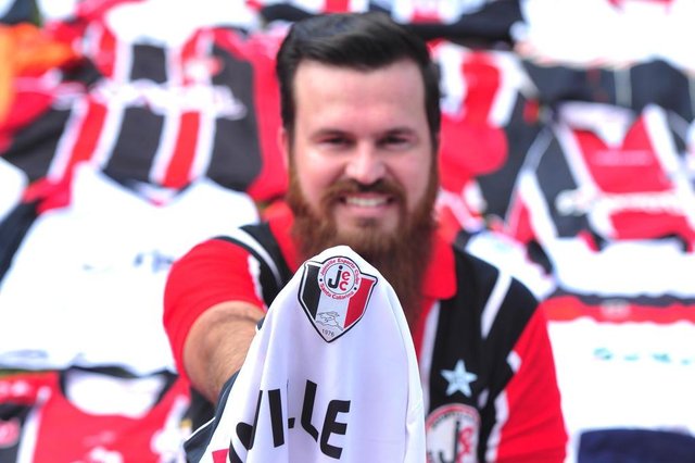 JOINVILLE,SC,BRASIL,12-04-2018.Diego Cagnneti,coleciona mais de 130 camisas do JEC.(Foto:Salmo Duarte/A Notícia) JOINVILLE,SC,BRASIL,12-04-2018.Diego Cagnneti,coleciona mais de 130 camisas do JEC.(Foto:Salmo Duarte/A Notícia)