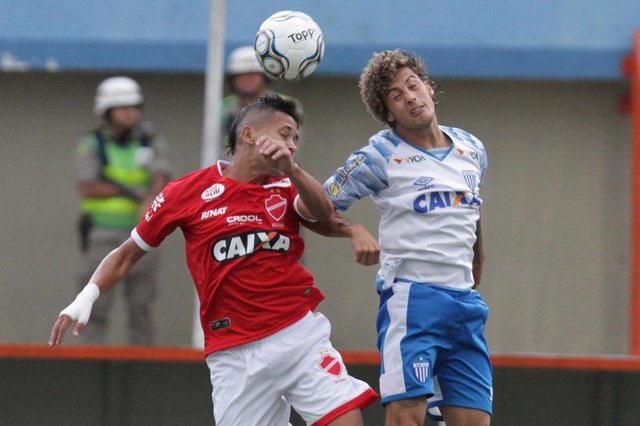 VILA NOVA E AVAÍGO - VILA-NOVA-AVAÍ - ESPORTES - Lance durante a partida entre Vila Nova GO e Avaí SC, válida pela Série B do Campeonato Brasileiro 2018, no Estádio Serra Dourada em Goiânia (GO), neste sábado (14). 14/04/2018 - Foto: CARLOS COSTA/FUTURA PRESS/FUTURA PRESS/ESTADÃO CONTEÚDOEditoria: ESPORTESIndexador: CARLOS COSTAFotógrafo: FUTURA PRESS VILA NOVA E AVAÍGO - VILA-NOVA-AVAÍ - ESPORTES - Lance durante a partida entre Vila Nova GO e Avaí SC, válida pela Série B do Campeonato Brasileiro 2018, no Estádio Serra Dourada em Goiânia (GO), neste sábado (14). 14/04/2018 - Foto: CARLOS COSTA/FUTURA PRESS/FUTURA PRESS/ESTADÃO CONTEÚDOEditoria: ESPORTESIndexador: CARLOS COSTAFotógrafo: FUTURA PRESS