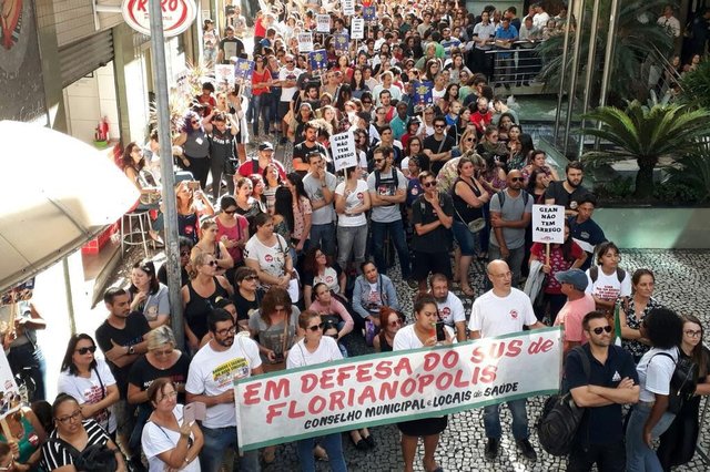 Sob protestos, caráter urgentíssimo ao projeto das OS é debatido na câmara de Florianópolis Sob protestos, caráter urgentíssimo ao projeto das OS é debatido na câmara de Florianópolis