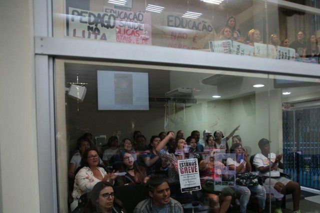 Sob protestos, caráter urgentíssimo ao projeto das OS é debatido na câmara de Florianópolis Sob protestos, caráter urgentíssimo ao projeto das OS é debatido na câmara de Florianópolis