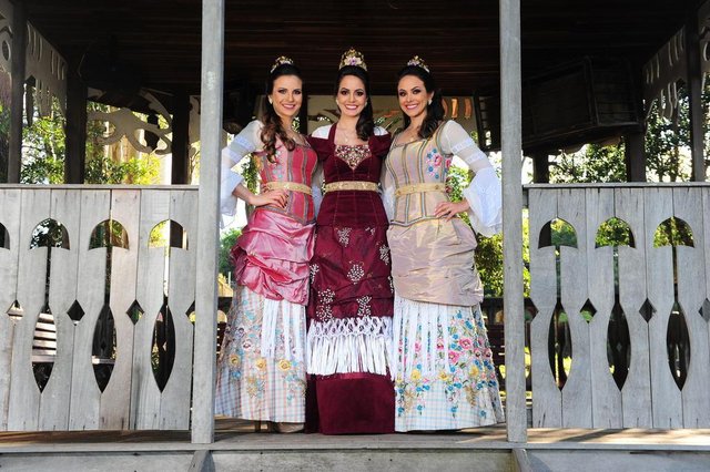CAXIAS DO SUL, RS, BRASIL, 20/10/2017. As soberanas da Festa da Uva 2016, princesa Laura Denardi Fritz, a rainha Rafaelle Galiotto Furlan e a princesa Patrícia Piccoli Zanrosso, (Porthus Junior/Agência RBS) CAXIAS DO SUL, RS, BRASIL, 20/10/2017. As soberanas da Festa da Uva 2016, princesa Laura Denardi Fritz, a rainha Rafaelle Galiotto Furlan e a princesa Patrícia Piccoli Zanrosso, (Porthus Junior/Agência RBS)
