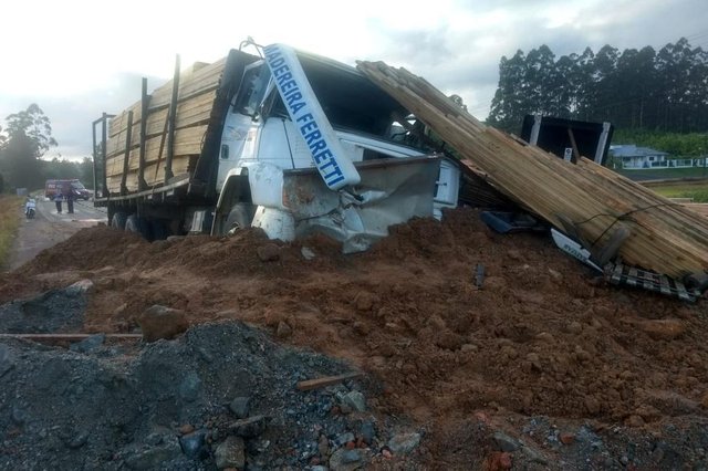 Acidente na SC-415. Caminhão invadiu uma barreira da rodovia. Acidente na SC-415. Caminhão invadiu uma barreira da rodovia.
