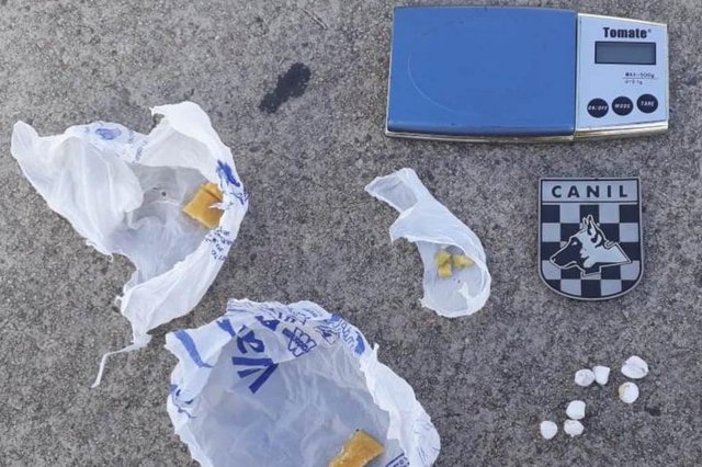 homens são presos por tráfico de drogas na rua 4 de fevereiro homens são presos por tráfico de drogas na rua 4 de fevereiro
