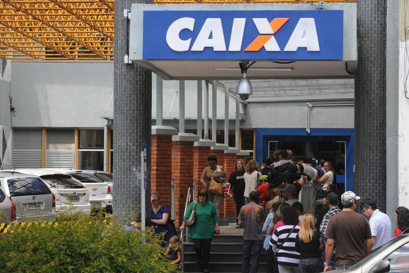  CAXIAS DO SUL, RS, BRASIL (14/10/2013) Fimde Greve dos Bancários. Após greve, reportagem verifica fila defronte a Caixa Econômica Federal, agência centro.