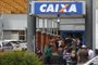  CAXIAS DO SUL, RS, BRASIL (14/10/2013) Fimde Greve dos Bancários. Após greve, reportagem verifica fila defronte a Caixa Econômica Federal, agência centro.
