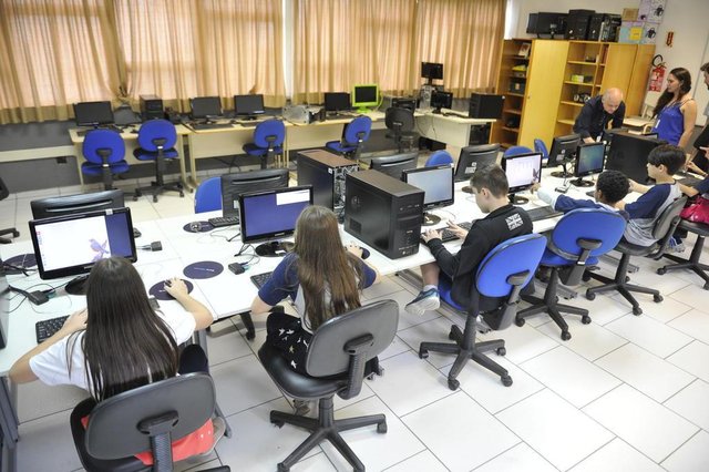 Blumenau - SC - Brasil - 18042018 - Aula de programação na escola Pedro II Blumenau - SC - Brasil - 18042018 - Aula de programação na escola Pedro II