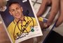Após brincadeira, Bruna Marquezine faz Neymar autografar figurinhas do álbum da Copa