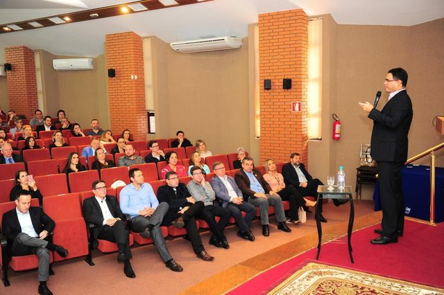 CAXIAS DO SUL, RS, BRASIL, 20/04/2018. Grupo RBS apresenta estudo Persona - Quem são e o que pensam os gaúchos? a empresários de Caxias do Sul, na CIC. Na foto, diretor-executivo de marketing do Grupo RBS, Marcelo Leite. (Porthus Junior/Agência RBS) CAXIAS DO SUL, RS, BRASIL, 20/04/2018. Grupo RBS apresenta estudo Persona - Quem são e o que pensam os gaúchos? a empresários de Caxias do Sul, na CIC. Na foto, diretor-executivo de marketing do Grupo RBS, Marcelo Leite. (Porthus Junior/Agência RBS)