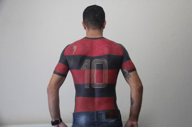 Torcedor joinvilense termina tatuagem da camisa do Flamengo em tamanho real Torcedor joinvilense termina tatuagem da camisa do Flamengo em tamanho real