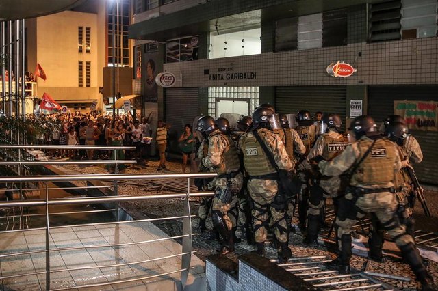 FLORIANOPOLIS, SC, BRASIL, 21/04/2018 - Votacao na Camara de Vereadores termina com aprovacao das OS e confronto da PM com manifestantes contrariosFoto: Polícia usa gás lacrimogênio para dispersar manifestantes na porta da Câmara de Vereadores FLORIANOPOLIS, SC, BRASIL, 21/04/2018 - Votacao na Camara de Vereadores termina com aprovacao das OS e confronto da PM com manifestantes contrariosFoto: Polícia usa gás lacrimogênio para dispersar manifestantes na porta da Câmara de Vereadores