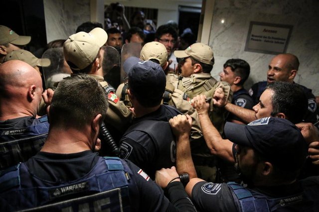 FLORIANOPOLIS, SC, BRASIL, 21/04/2018 - Votacao na Camara de Vereadores termina com aprovacao das OS e confronto da PM com manifestantes contrariosFoto: Confusão aumenta entre manifestantes contrários a aprovação das OS e a polícia dentro do prédio da Câmara FLORIANOPOLIS, SC, BRASIL, 21/04/2018 - Votacao na Camara de Vereadores termina com aprovacao das OS e confronto da PM com manifestantes contrariosFoto: Confusão aumenta entre manifestantes contrários a aprovação das OS e a polícia dentro do prédio da Câmara