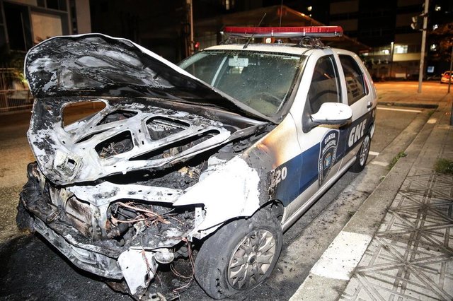 FLORIANOPOLIS, SC, BRASIL, 21/04/2018 - Votacao na Camara de Vereadores termina com aprovacao das OS e confronto da PM com manifestantes contrariosFoto: Carro da Guarda Municipal foi queimada enquanto acontecia a confusão na Câmara de Vereados, há duas quadras dali. FLORIANOPOLIS, SC, BRASIL, 21/04/2018 - Votacao na Camara de Vereadores termina com aprovacao das OS e confronto da PM com manifestantes contrariosFoto: Carro da Guarda Municipal foi queimada enquanto acontecia a confusão na Câmara de Vereados, há duas quadras dali.