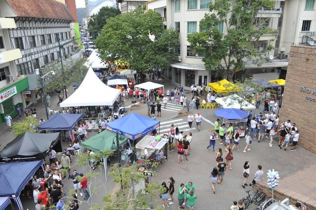 Blumenau - SC - Brasil - 21042018 - Stammtisch, encontro de amigos na rua XV centro Blumenau. Blumenau - SC - Brasil - 21042018 - Stammtisch, encontro de amigos na rua XV centro Blumenau.