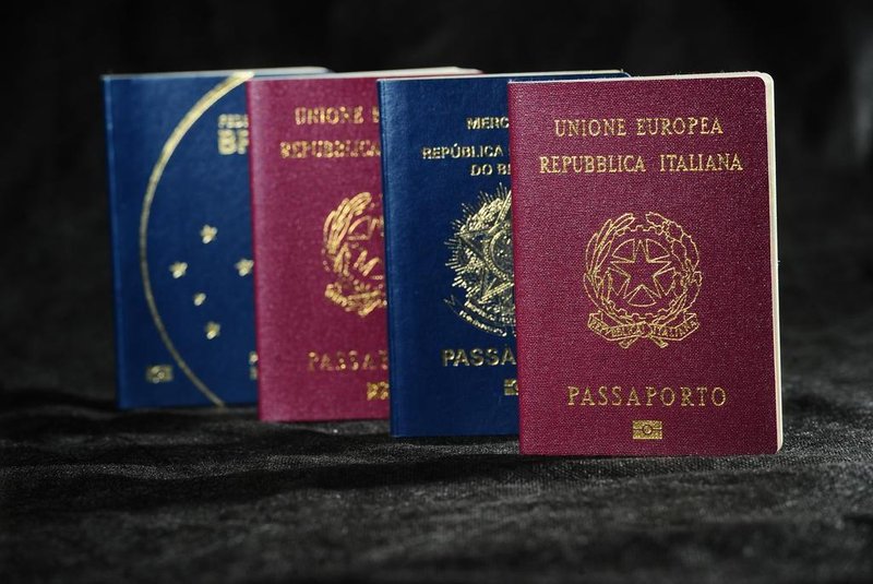  CAXIAS DO SUL, RS, BRASIL, 28/04/2017. Produção de fotos para matéria sobre aumento da procura para dupla cidadania. Passaporte brasileiro e passaporte italiano. (Porthus Junior/Agência RBS)