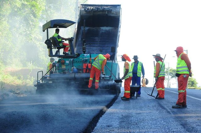 JOINVILLE,SC,BRASIL,23-04-2018.Começa o asfaltamento na ultima etapa da Avenida Santos Dumont.(Foto:Salmo Duarte/A Notícia) JOINVILLE,SC,BRASIL,23-04-2018.Começa o asfaltamento na ultima etapa da Avenida Santos Dumont.(Foto:Salmo Duarte/A Notícia)