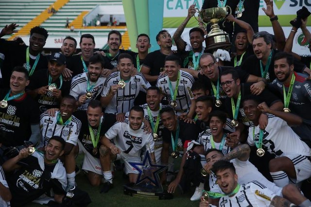 Chapecó, Santa Catarina, Brasil, Arena Condá 08-04-2018.FIGUEIRENSE CAMPEÃO Chapecoense e e Figueirense fazem o jogo final na Arena Condá pelo Catarinense de Futebol 2018. Na foto os jogadroes comemoram a vitória que deu o título ao Figueirense. Chapecó, Santa Catarina, Brasil, Arena Condá 08-04-2018.FIGUEIRENSE CAMPEÃO Chapecoense e e Figueirense fazem o jogo final na Arena Condá pelo Catarinense de Futebol 2018. Na foto os jogadroes comemoram a vitória que deu o título ao Figueirense.