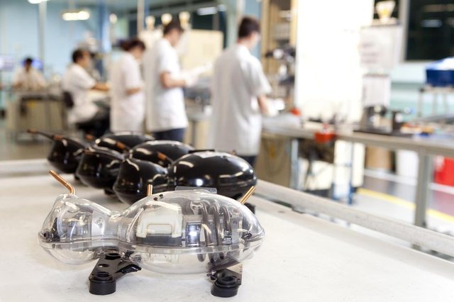 A Embraco lança globalmente a tecnologia WISEMOTION. Uma de suas características mais inovadoras é o fato de ser o primeiro compressor sem óleo para aplicações residenciais no mercado mundial. Este novo conceito irá revolucionar a refrigeração residencial, ampliando as possibilidades para o design de novos refrigeradores - desde o formato até funcionalidades mais inteligentes. Ao mesmo tempo, atenderá altos níveis de eficiência energética e baixo ruído.Indexador: André Kopsch A Embraco lança globalmente a tecnologia WISEMOTION. Uma de suas características mais inovadoras é o fato de ser o primeiro compressor sem óleo para aplicações residenciais no mercado mundial. Este novo conceito irá revolucionar a refrigeração residencial, ampliando as possibilidades para o design de novos refrigeradores - desde o formato até funcionalidades mais inteligentes. Ao mesmo tempo, atenderá altos níveis de eficiência energética e baixo ruído.Indexador: André Kopsch