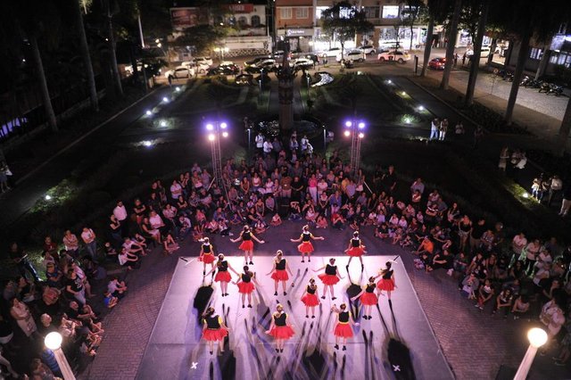 Blumenau - SC - Brasil - 25042018 - Dia da Dança é celebrado em Blumenau, Alunos do Pró-Dança em apresentação aberta ao público no Teatro Carlos Gomes Blumenau - SC - Brasil - 25042018 - Dia da Dança é celebrado em Blumenau, Alunos do Pró-Dança em apresentação aberta ao público no Teatro Carlos Gomes
