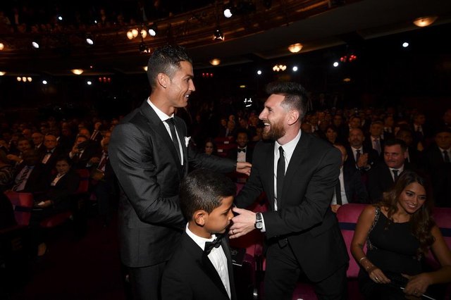 Nominees for the Best FIFA football player, Barcelona and Argentina forward Lionel Messi (R) and Real Madrid and Portugal forward Cristiano Ronaldo (L) chat before taking their seats for The Best FIFA Football Awards ceremony, on October 23, 2017 in London. / AFP PHOTO / Ben STANSALL
