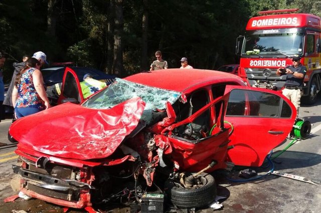 Um acidente envolvendo três carros e dois caminhões deixou cinco pessoas feridas na manhã deste sábado em São Cristóvão do Sul, município da região Serrana de Santa Catarina. A colisão ocorreu às 8h40 no km 221 da BR-470. Um acidente envolvendo três carros e dois caminhões deixou cinco pessoas feridas na manhã deste sábado em São Cristóvão do Sul, município da região Serrana de Santa Catarina. A colisão ocorreu às 8h40 no km 221 da BR-470.