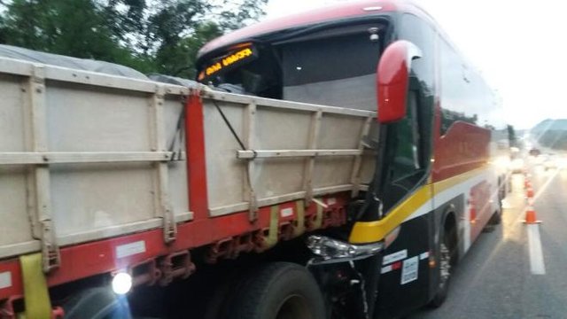 Acidente ocorreu no Km 12, em Garuva, no sentido Paraná Acidente ocorreu no Km 12, em Garuva, no sentido Paraná