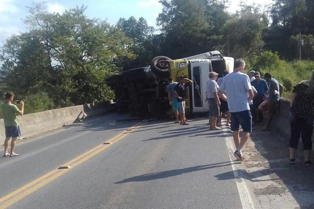caminhão tombou na BR-470 na divisa entre Rodeio e Ascurra caminhão tombou na BR-470 na divisa entre Rodeio e Ascurra