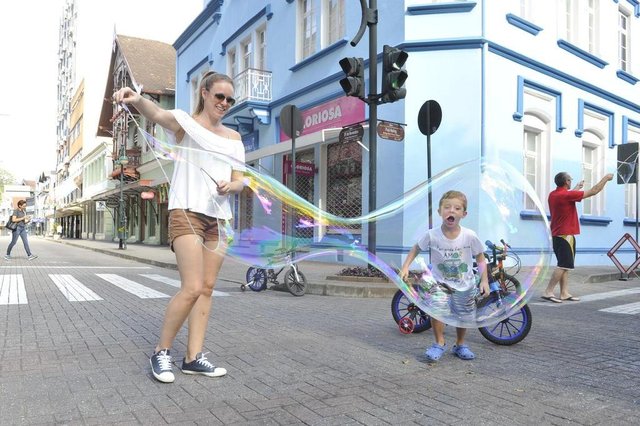Blumenau - SC - Brasil - 29042018 - Rota de Lazer fecha a na rua XV para ciclistas e pedestres. mãe Lilian 999129596 Blumenau - SC - Brasil - 29042018 - Rota de Lazer fecha a na rua XV para ciclistas e pedestres. mãe Lilian 999129596