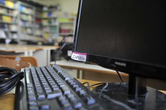 Computadores esquecidos no antigo laboratório de informática da escola Hermann Hamann, no bairro Fortaleza, em Blumenau Computadores esquecidos no antigo laboratório de informática da escola Hermann Hamann, no bairro Fortaleza, em Blumenau