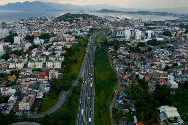 FLORIANÓPOLIS, SC, BRASIL 30/04/2018. Vista aéreas da SC-282. Via Expressa . FLORIANÓPOLIS, SC, BRASIL 30/04/2018. Vista aéreas da SC-282. Via Expressa .