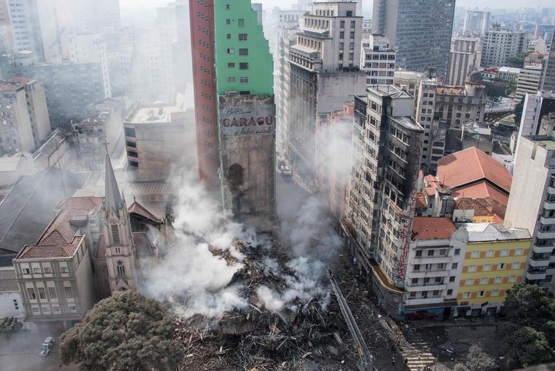  Firefighters work to extinguish the fire in a building that collapsed after catching fire in Sao Paulo, Brazil, on May 1, 2018.A 24-storey building in the center of Sao Paulo, Brazils biggest city, collapsed early May 1 after a blaze that rapidly tore through the structure, reportedly killing one person. Dozens of homeless families were squatting in the building, according to local media. / AFP PHOTO / Nelson ALMEIDAEditoria: DISLocal: Sao PauloIndexador: NELSON ALMEIDASecao: fireFonte: AFPFotógrafo: STF