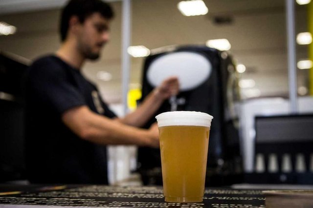 Cerveja e shows Curte uma boa cerveja artesanal? Então anote na agenda: vem aí, de 4 a 6 de janeiro, o 2º Festival da Cerveja da Grande Florianópolis, o Floripa Beer Festival, que terá mais de 120 rótulos, de 36 microcervejarias, e será realizado que será realizado no Centro de Eventos Luiz Henrique da Silveira, em Canasvieiras. Serão comercializadas também pequenas doses dos tradicionais e premiados espumantes e vinhos de altitude, além das 15 cachaças premiadas no Concurso da Expocachaça 2017 e de uma praça de alimentação com pratos especiais preparados exclusivamente para o festival. Nos dias 4 e 5 de janeiro o horário vai das 18h às 24h e no dia 6 de janeiro, das 12h às 24h. Os shows começam a partir das 19h. Ingressos no site www.blueticket.com.br, no valor de R$ (primeiro lote). Cerveja e shows Curte uma boa cerveja artesanal? Então anote na agenda: vem aí, de 4 a 6 de janeiro, o 2º Festival da Cerveja da Grande Florianópolis, o Floripa Beer Festival, que terá mais de 120 rótulos, de 36 microcervejarias, e será realizado que será realizado no Centro de Eventos Luiz Henrique da Silveira, em Canasvieiras. Serão comercializadas também pequenas doses dos tradicionais e premiados espumantes e vinhos de altitude, além das 15 cachaças premiadas no Concurso da Expocachaça 2017 e de uma praça de alimentação com pratos especiais preparados exclusivamente para o festival. Nos dias 4 e 5 de janeiro o horário vai das 18h às 24h e no dia 6 de janeiro, das 12h às 24h. Os shows começam a partir das 19h. Ingressos no site www.blueticket.com.br, no valor de R$ (primeiro lote).