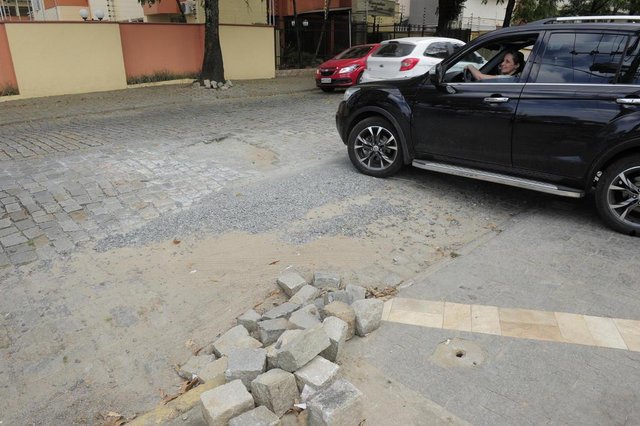 JOINVILLE,SC,BRASIL,30-04-2018.Moradores cobram asfaltamenrto da rua Prudente de Moraes.Francine Berte,moradora.(Foto:Salmo Duarte/A Notícia)Indexador: Maykon Lammerhirt JOINVILLE,SC,BRASIL,30-04-2018.Moradores cobram asfaltamenrto da rua Prudente de Moraes.Francine Berte,moradora.(Foto:Salmo Duarte/A Notícia)Indexador: Maykon Lammerhirt