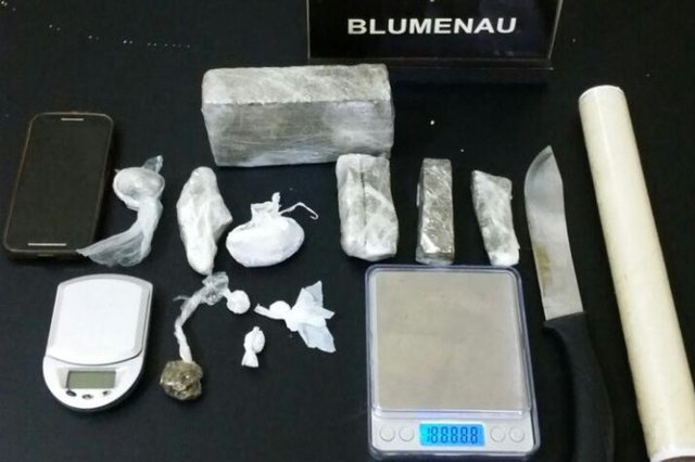 Homem é preso no bairro Itoupava Norte com drogas Homem é preso no bairro Itoupava Norte com drogas