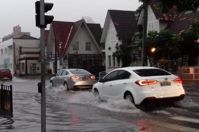 Chuva causa alagamentos em ruas do Centro de Joinville Chuva causa alagamentos em ruas do Centro de Joinville