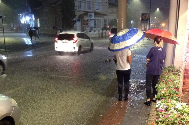 Chuva causa alagamentos em ruas do Centro de Joinville Chuva causa alagamentos em ruas do Centro de Joinville