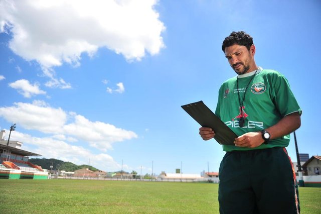 Perfil de Roni de Aguilar Souza, técnico do Camboriú. Perfil de Roni de Aguilar Souza, técnico do Camboriú.