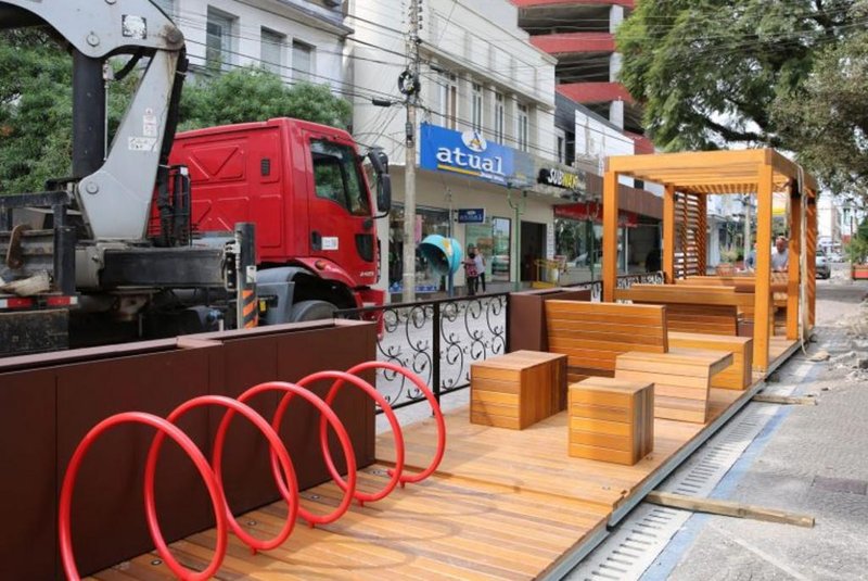 Instalação de parklets na Rua Júlio de Castilhos, em Farroupilha, devem ser finalizados neste mês