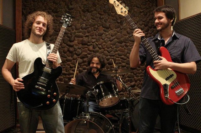 Blues da Casa Torta: Bernardo Scarton (guitarra e voz), Filipe Siak (baixo) e Hamilton Felix (bateria) Blues da Casa Torta: Bernardo Scarton (guitarra e voz), Filipe Siak (baixo) e Hamilton Felix (bateria)