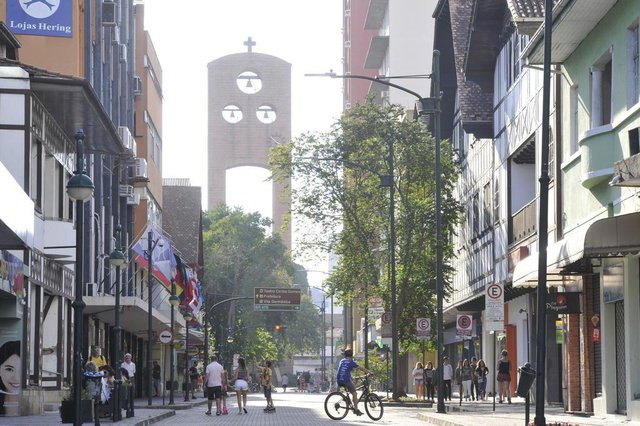 Blumenau - SC - Brasil - 29042018 - Rota de Lazer fecha a na rua XV para ciclistas e pedestres. Blumenau - SC - Brasil - 29042018 - Rota de Lazer fecha a na rua XV para ciclistas e pedestres.