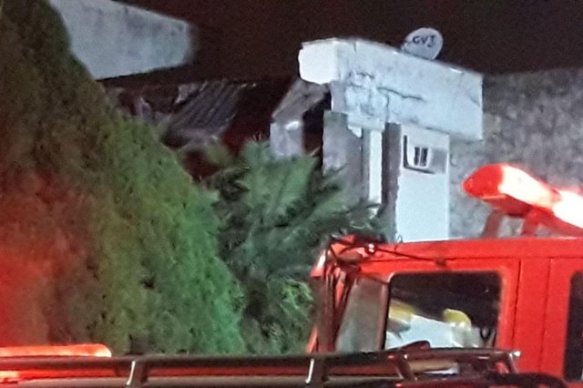Homem morre após telhado de casa desabar em Joinville Homem morre após telhado de casa desabar em Joinville