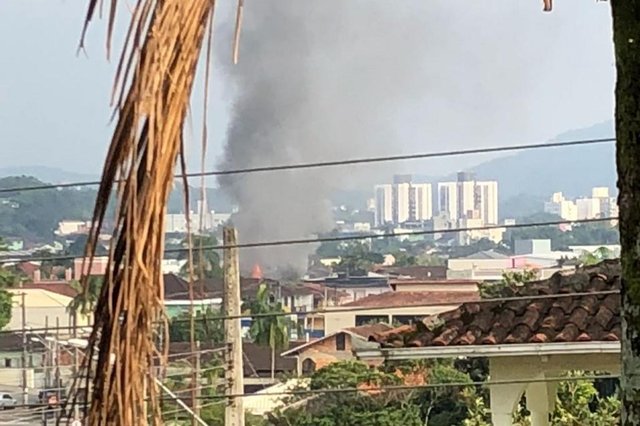 Incêndio atinge casa na zona Sul de Joinville Incêndio atinge casa na zona Sul de Joinville