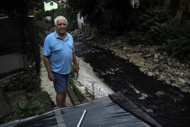 CAXIAS DO SUL, RS, BRASIL, 03/05/2018 - Moradores de Galópolis sofrem com inundações do Arroio Pinhal. NA FOTO: Edemar Rigon, 66 anos, que construiu uma contenção de concreto junto com vizinhos para segurar a água. (Marcelo Casagrande/Agência RBS) CAXIAS DO SUL, RS, BRASIL, 03/05/2018 - Moradores de Galópolis sofrem com inundações do Arroio Pinhal. NA FOTO: Edemar Rigon, 66 anos, que construiu uma contenção de concreto junto com vizinhos para segurar a água. (Marcelo Casagrande/Agência RBS)