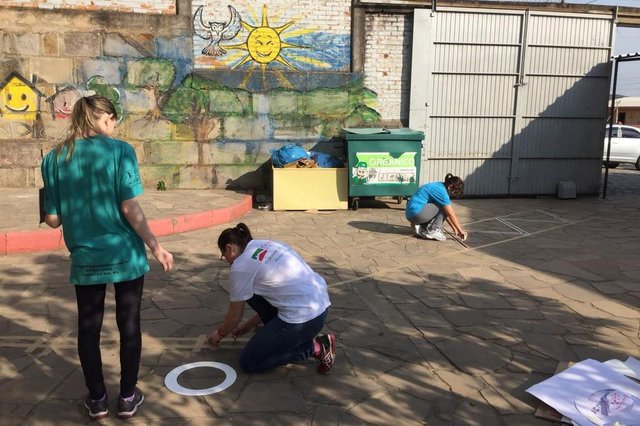 Uma ação voluntária organizada pela direção, CPM, Conselho Escolar e CIPAVE possibilitou a recuperação de áreas da Escola Angelina Sassi Comandulli, no bairro Santa Fé, em Caxias do Sul Uma ação voluntária organizada pela direção, CPM, Conselho Escolar e CIPAVE possibilitou a recuperação de áreas da Escola Angelina Sassi Comandulli, no bairro Santa Fé, em Caxias do Sul