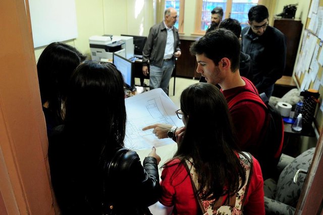 CAXIAS DO SUL, RS, BRASIL, 08/05/2018. Alunos do curso de Engenharia Civil da Universidade de Caxias do Sul (UCS) fizeram vistoria no Colégio Estadual Henrique Emílio Meyer na manhã desta terça-feira. A ação faz parte de uma parceria feita entre o governo estadual e universidades gaúchas para elaboração de projetos elétricos para as escolas estaduais. (Diogo Sallaberry/Agência RBS) CAXIAS DO SUL, RS, BRASIL, 08/05/2018. Alunos do curso de Engenharia Civil da Universidade de Caxias do Sul (UCS) fizeram vistoria no Colégio Estadual Henrique Emílio Meyer na manhã desta terça-feira. A ação faz parte de uma parceria feita entre o governo estadual e universidades gaúchas para elaboração de projetos elétricos para as escolas estaduais. (Diogo Sallaberry/Agência RBS)