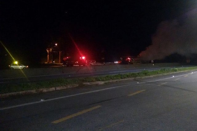 Um ônibus fretado com 22 passageiros entre brasileiros e estrangeiros foi incendiado na madrugada desta quinta-feira na BR-101 em Joinville. O veículo estava sobre o viaduto do Tia Marta, no km 19 da rodovia, quando teve problemas mecânicos e começou a pegar fogo. Nenhuma vítima ficou ferida e o trajeto realizado era de São Paulo para Porto Alegre. Um ônibus fretado com 22 passageiros entre brasileiros e estrangeiros foi incendiado na madrugada desta quinta-feira na BR-101 em Joinville. O veículo estava sobre o viaduto do Tia Marta, no km 19 da rodovia, quando teve problemas mecânicos e começou a pegar fogo. Nenhuma vítima ficou ferida e o trajeto realizado era de São Paulo para Porto Alegre.